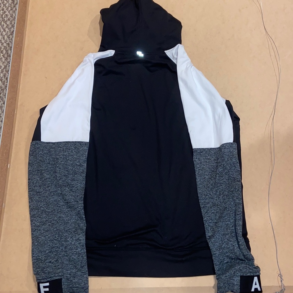 American Eagle hoodie. Barley worn - Picture 2 of 3